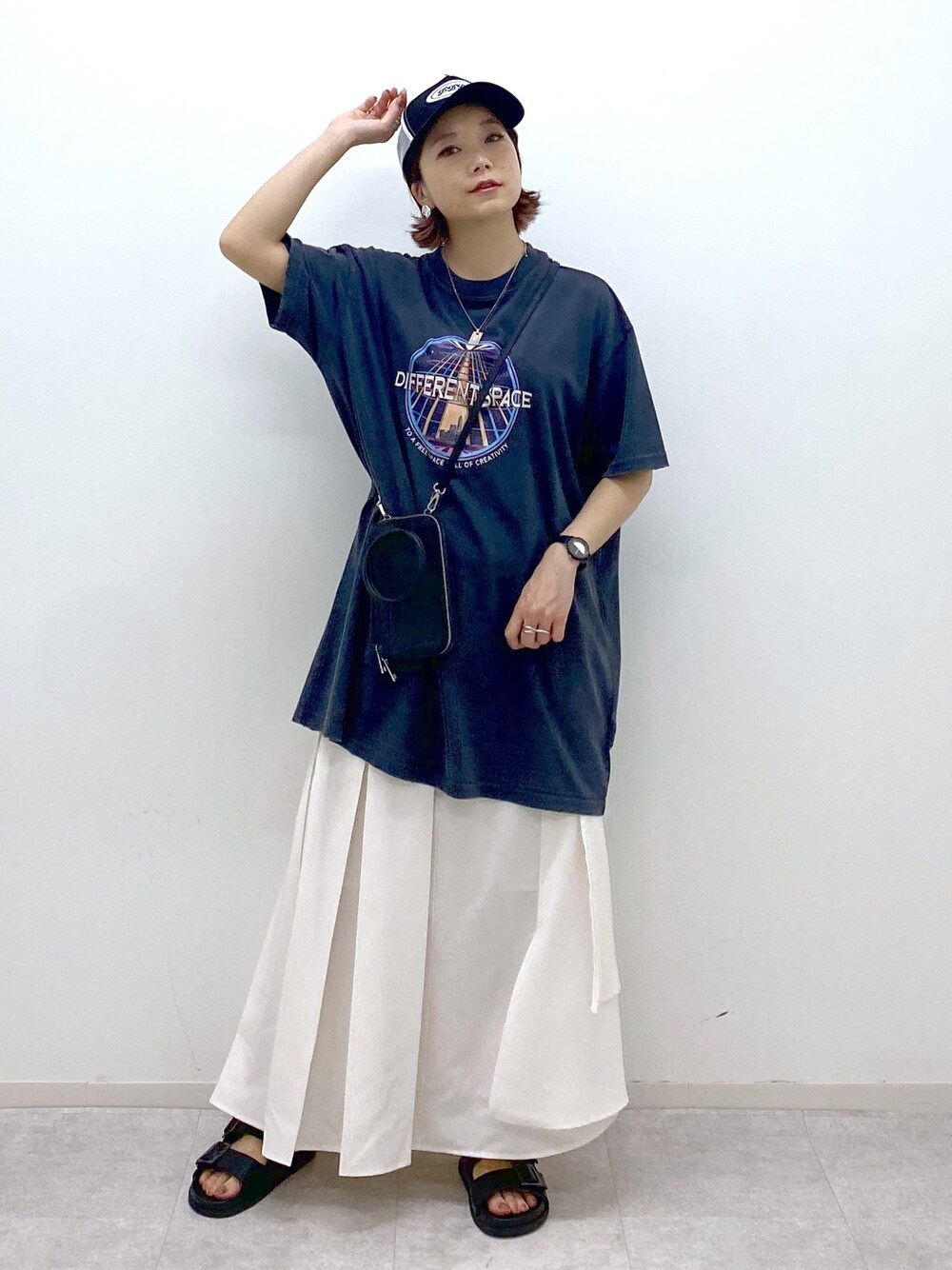 グレー系のTシャツ/カットソー、ホワイト系のスカート、ブラック系のサンダルを着用したレディースの夏コーディネートの1枚目の写真