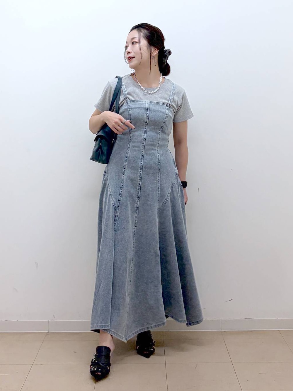 ブルー系のワンピース、グレー系のTシャツ/カットソー、ブラック系のサンダルを着用したレディースの夏コーディネートの1枚目の写真