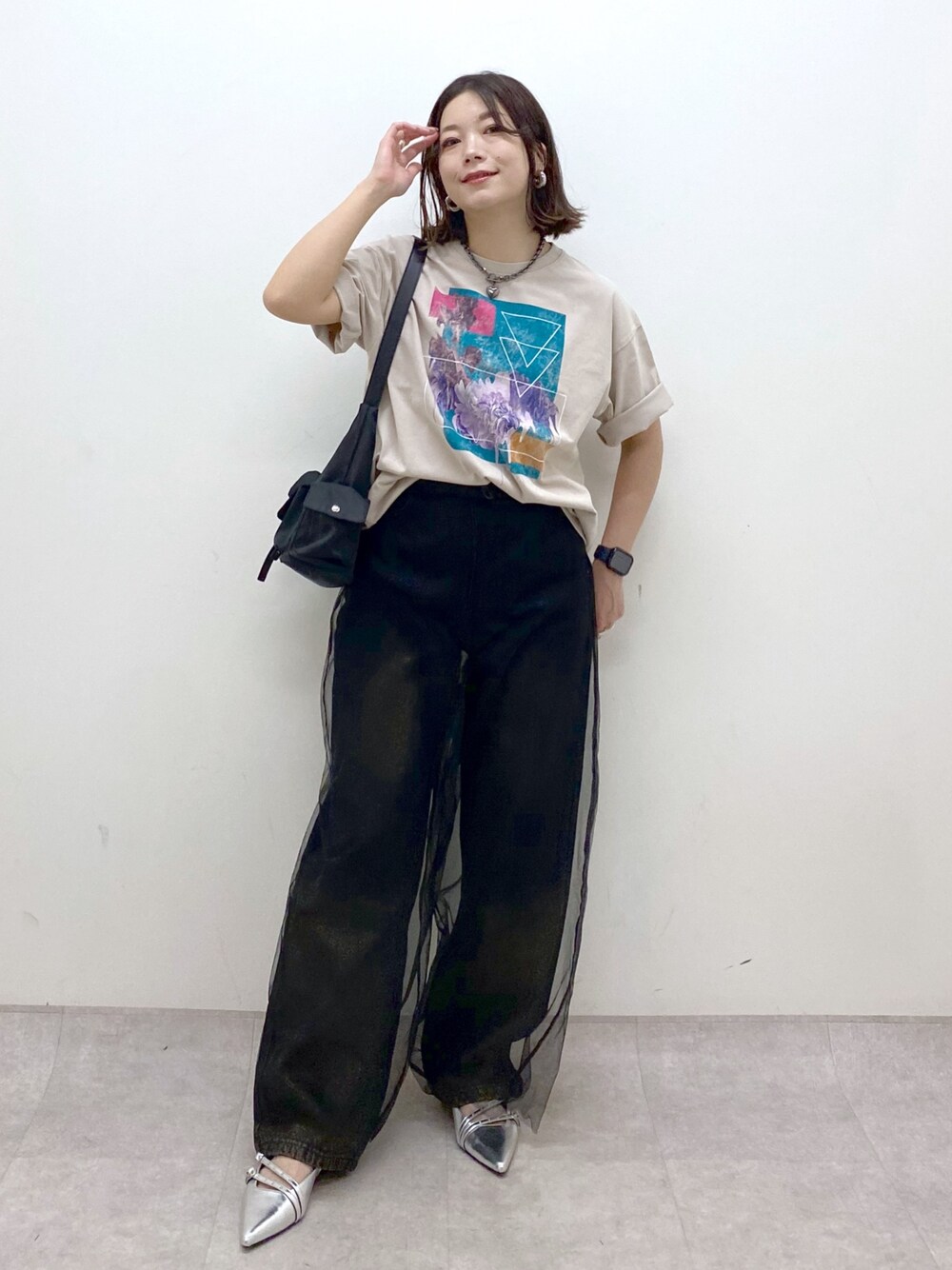ベージュ系のTシャツ/カットソー、ブラック系のその他パンツ、ブラック系のデニムパンツを着用したレディースの夏コーディネートの1枚目の写真