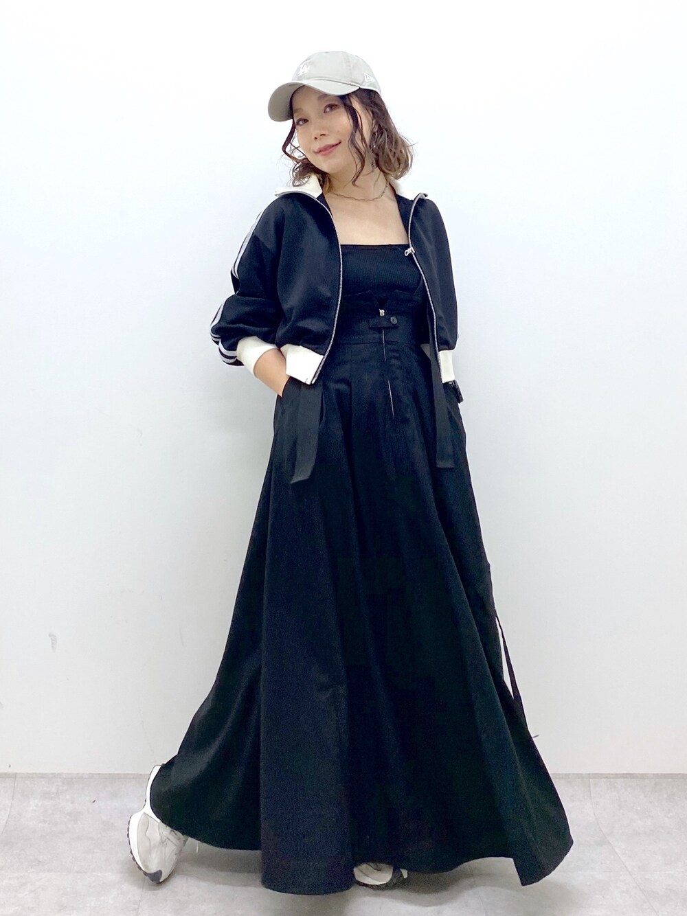 「休日スタイル、きれいめカジュアル、ストリート、キャップ、秋コーデ、お出かけコーデ、スポーツミックス、ワンピース、ロングスカート、ジャンパースカート、ラインジャージ、ショート丈トップス、低身長、オトナカジュアル、モノトーン」｜「PAGEBOYのリメイクライクジャンスカ（ジャンパースカート、ブラック系）」を使った、Chisaさん（レディース・154cm）の秋コーディネートの1枚目の写真