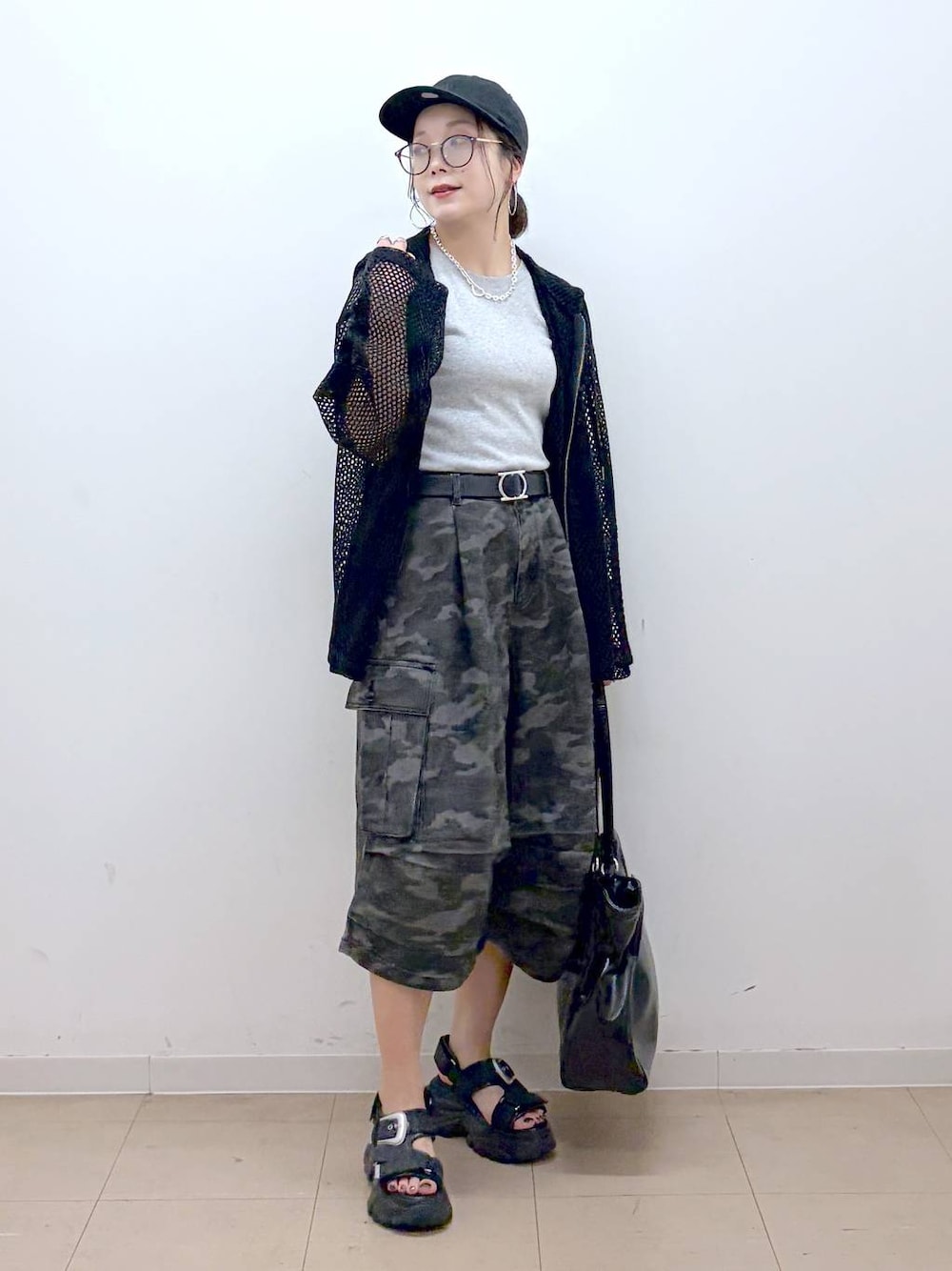 ブラック系のパーカー、グレー系のTシャツ/カットソー、ブラック系のサンダルを着用したレディースの夏コーディネートの1枚目の写真