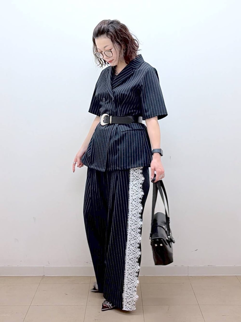 その他のサンダル、ブルー系のスラックス、グレー系のタンクトップを着用したレディースの夏コーディネートの1枚目の写真