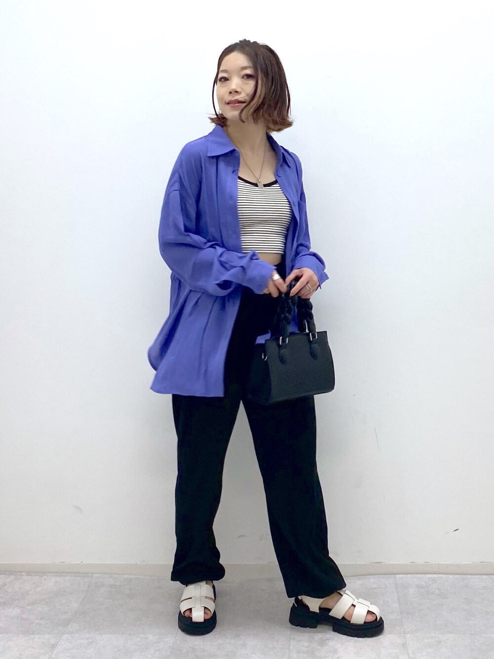 ブラック系のパンツ、ブルー系のシャツ/ブラウス、その他のトップスを着用したレディースの夏コーディネートの1枚目の写真