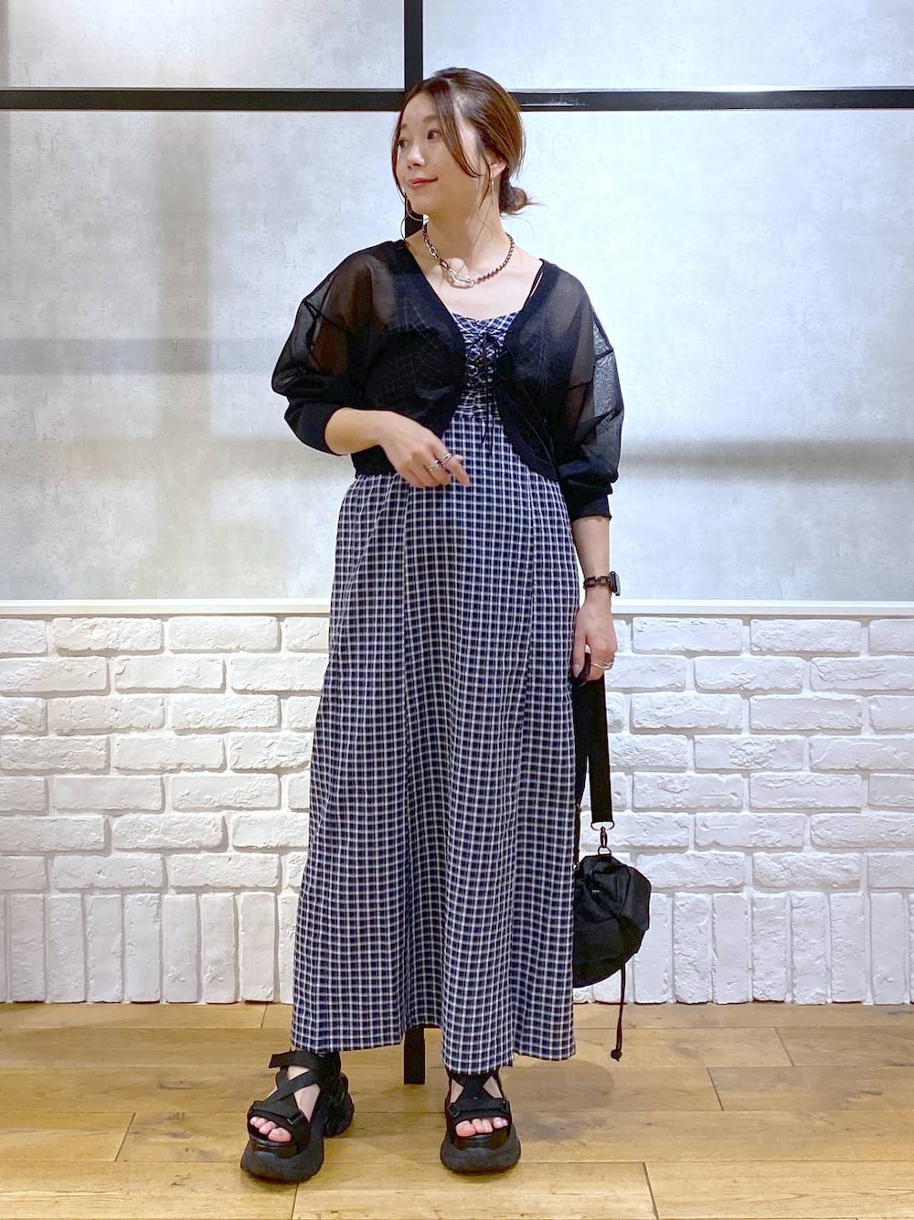 「低身長、きれいめ、若見え、夏コーデ、モード、ショルダーバッグ、PAGEBOY、サンダル、骨格ウェーブ_PAGEBOY、大人カジュアル、厚底シューズ、ワンピース、チェック、キャミワンピース、カーディガン」｜「PAGEBOYのダッドコンビスポサン（サンダル、ブラック系）」を使った、Chisaさん（レディース・154cm）の夏コーディネートの1枚目の写真