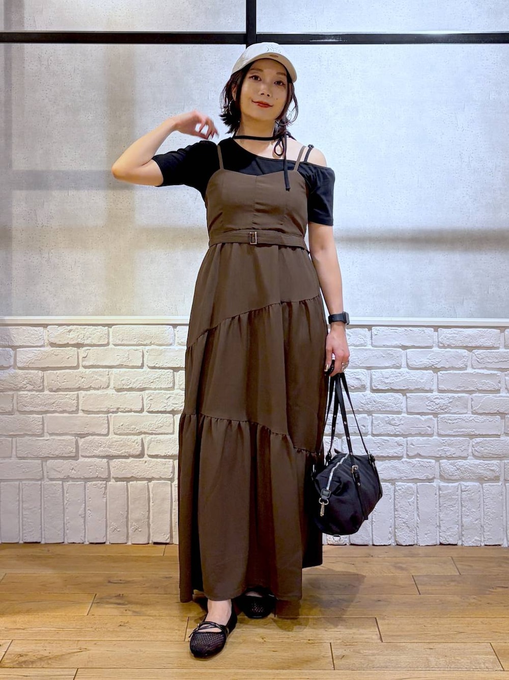 ブラック系のパンプス、ブラック系のトートバッグ、ブラック系のTシャツ/カットソーを着用したレディースの春コーディネートの1枚目の写真