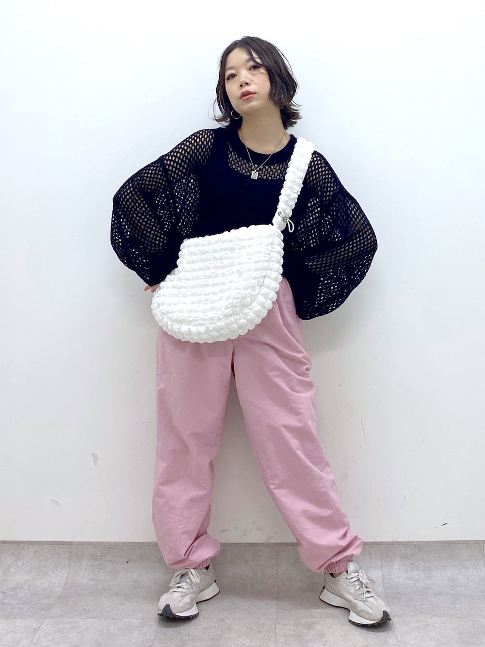 ホワイト系のバッグ、ピンク系のその他パンツ、ブラック系のニット/セーターを着用したレディースの春コーディネートの1枚目の写真