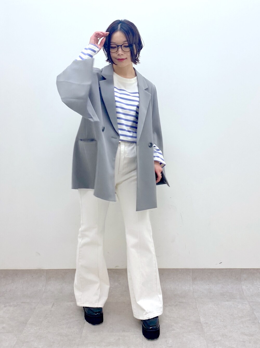 ホワイト系のパンツ、グレー系のジャケット/アウター、パープル系のトップスを着用したレディースの春コーディネートの1枚目の写真