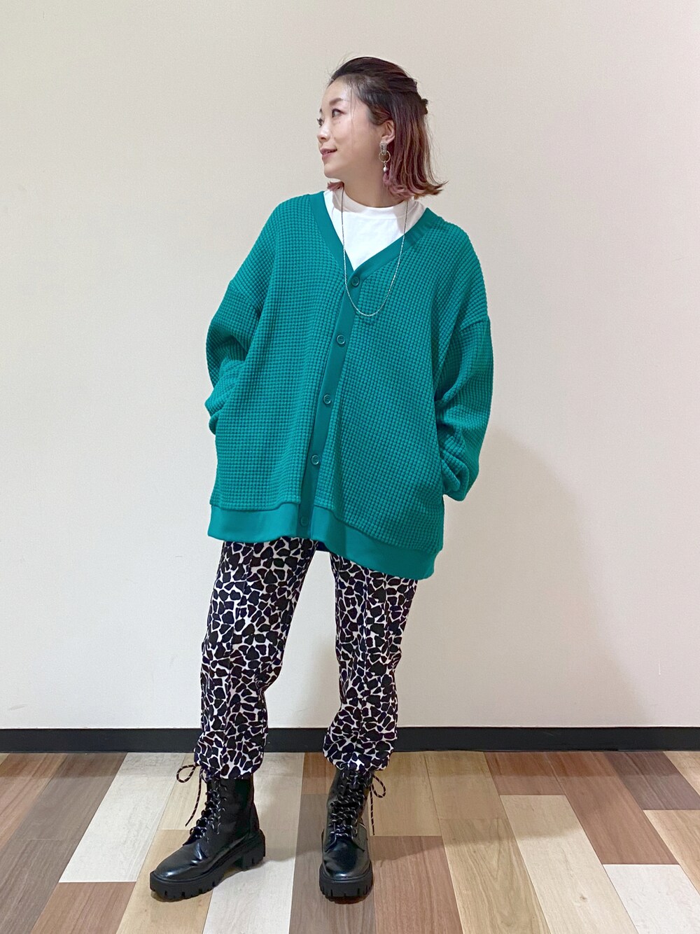 ブラック系のその他パンツ、ブラック系のブーツ、グリーン系のカーディガン/ボレロを着用したレディースの冬コーディネートの1枚目の写真