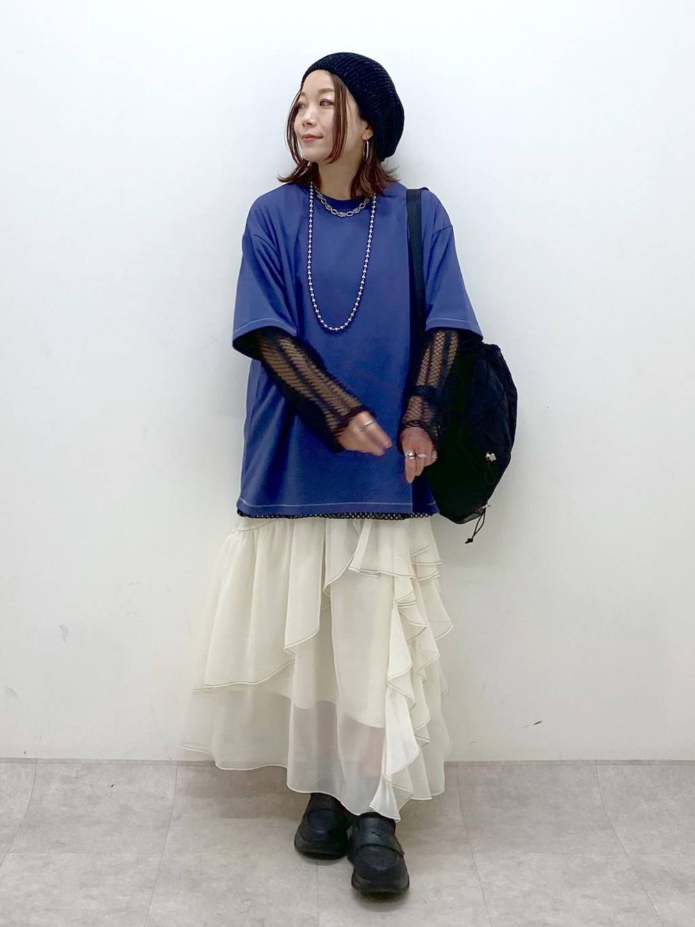 「低身長、きれいめ、若見え、春コーデ、夏コーデ、モード、PAGEBOY、どっと変わっちゃえ、骨格ウェーブ_PAGEBOY、大人カジュアル、レイヤードスタイル、Tシャツ、スカート、ロングスカート、ニット帽」｜「PAGEBOYのラメペーパービーニー（ニットキャップ/ビーニー、ブラック系）」を使った、Chisaさん（レディース・154cm）の春コーディネートの1枚目の写真