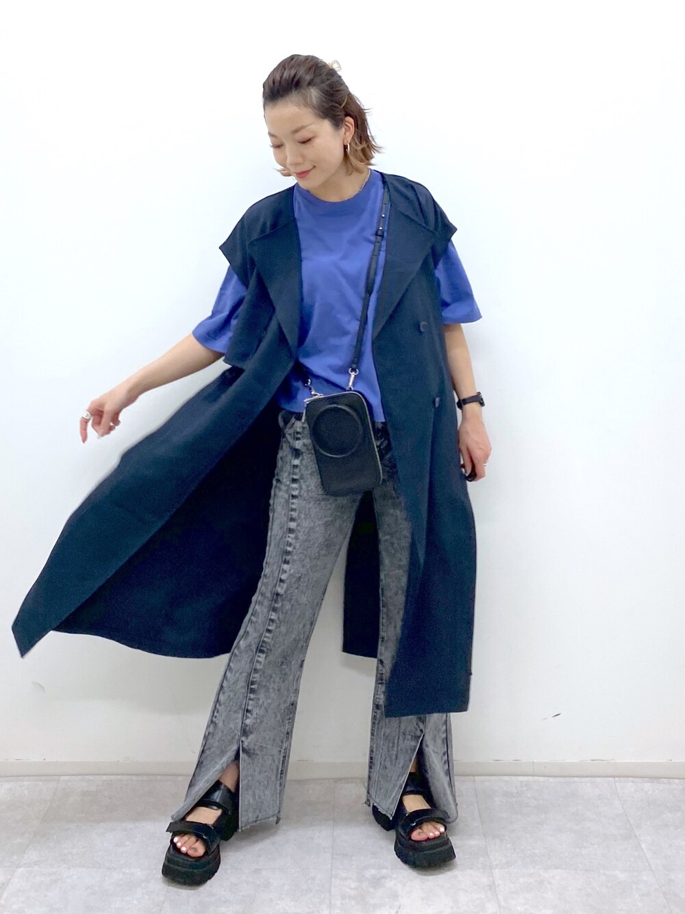 ブラック系のショルダーバッグ、ブラック系のサンダル、ブラック系のデニムパンツを着用したレディースの夏コーディネートの1枚目の写真