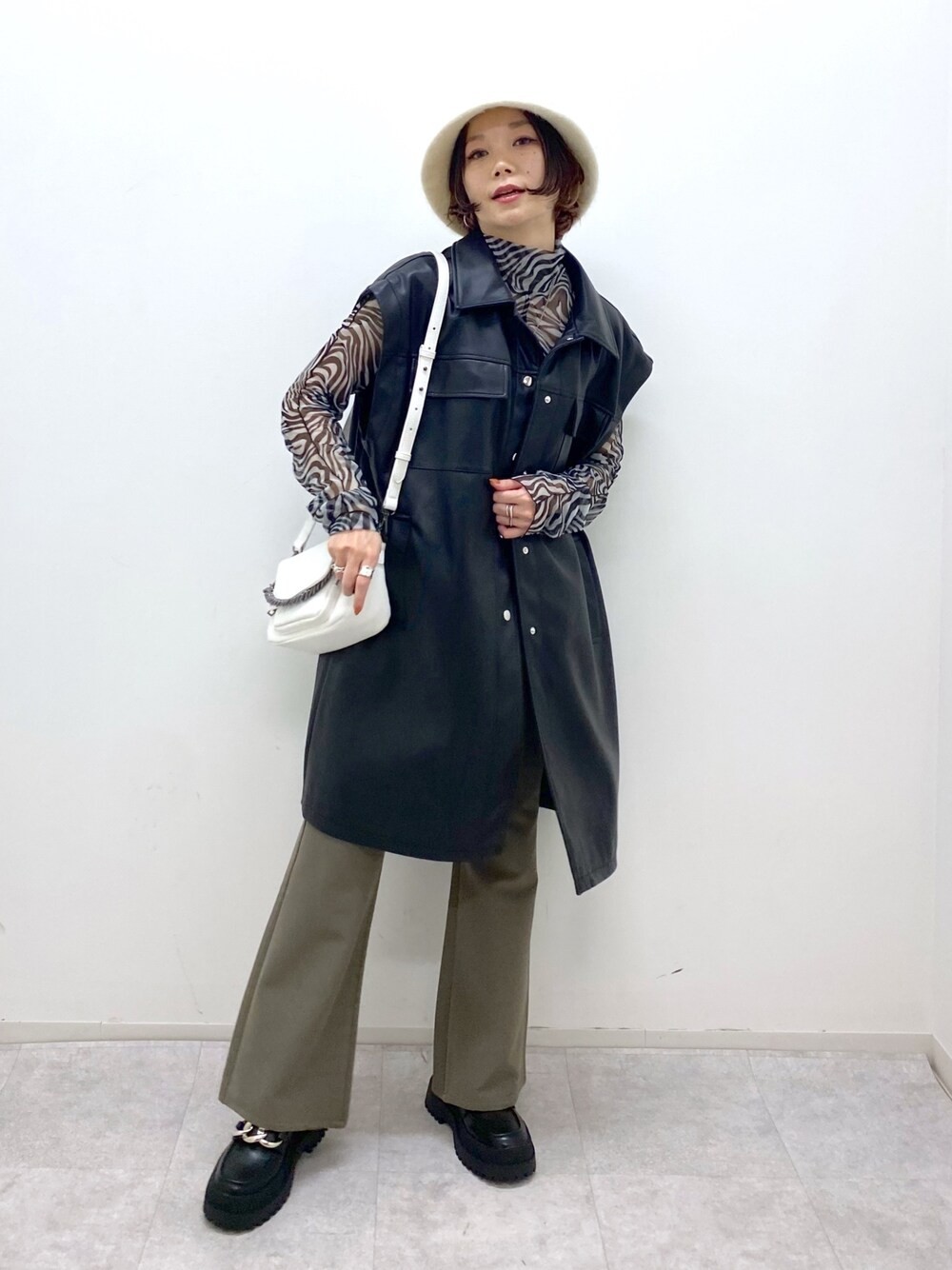 その他のトップス、ブラック系のシューズ、ブラック系のジャケット/アウターを着用したレディースの秋コーディネートの1枚目の写真