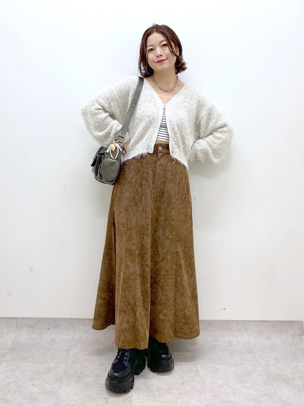 「ブラウン、淡色コーデ、厚底シューズ、秋服準備はじめました、デートコーデ、ショルダーバッグ、休日スタイル、カーディガン、ロングスカート、秋コーデ、低身長、オトナカジュアル、フェザーニット、マーメイドスカート、ショートブーツ」｜「PAGEBOYのラメファインフェザーZIPカーディガン（カーディガン/ボレロ、ホワイト系）」を使った、Chisaさん（レディース・154cm）の秋コーディネートの1枚目の写真