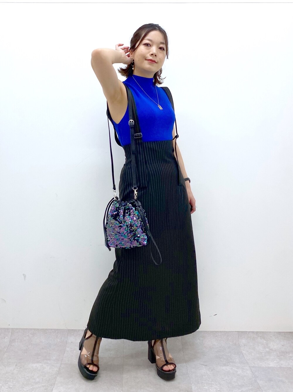 ブルー系のTシャツ/カットソー、その他のワンピース、ブラック系のショルダーバッグを着用したレディースの夏コーディネートの1枚目の写真