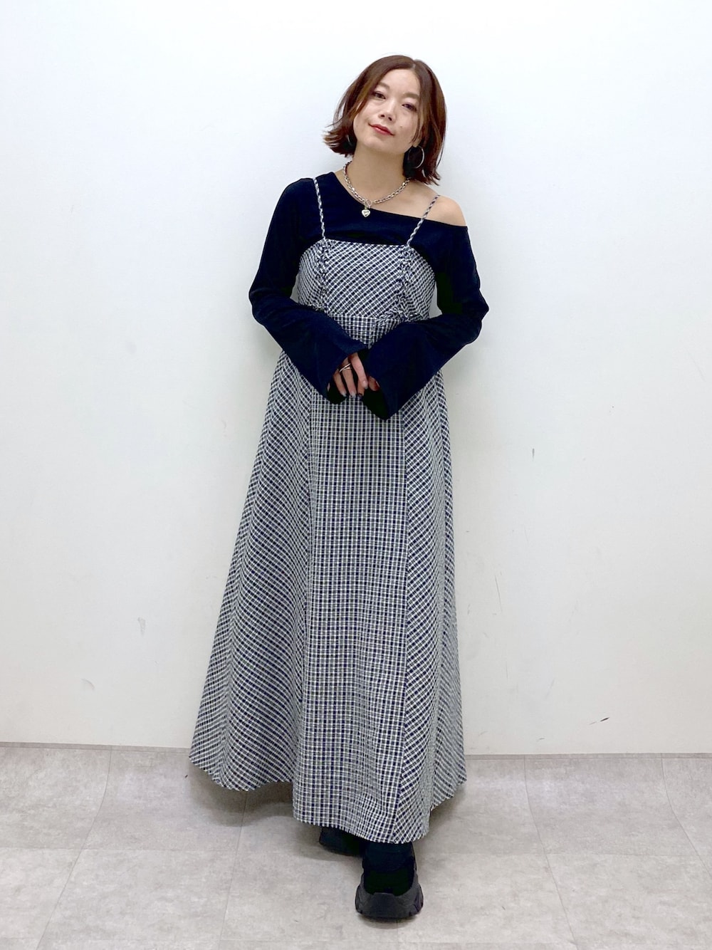 「秋服準備はじめました、お出かけコーデ、厚底シューズ、キレイめカジュアル、キャミワンピ、デートコーデ、休日スタイル、スニーカー、低身長、オトナカジュアル、秋コーデ、チェック、チェックワンピース、オフショル、モノトーン」｜「PAGEBOYのアソートチェックキャミワンピース（ワンピース、ホワイト系）」を使った、Chisaさん（レディース・154cm）の秋コーディネートの1枚目の写真