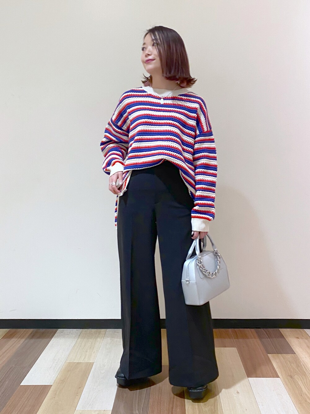 その他のニット/セーター、シルバー系のショルダーバッグ、ブラック系のスラックスを着用したレディースの冬コーディネートの1枚目の写真