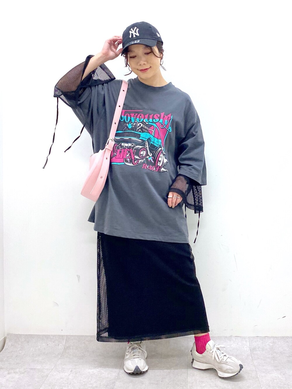 ブラック系のワンピース/ドレス、ピンク系のショルダーバッグ、ベージュ系のスニーカーを着用したレディースの春コーディネートの1枚目の写真