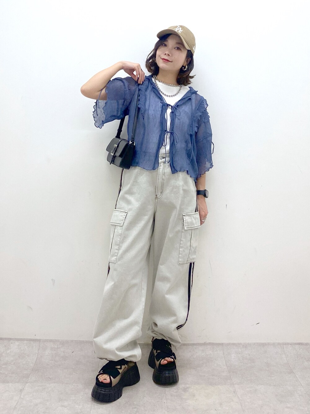 ホワイト系のデニムパンツ、その他のスニーカー、ブルー系のシャツ/ブラウスを着用したレディースの夏コーディネートの1枚目の写真