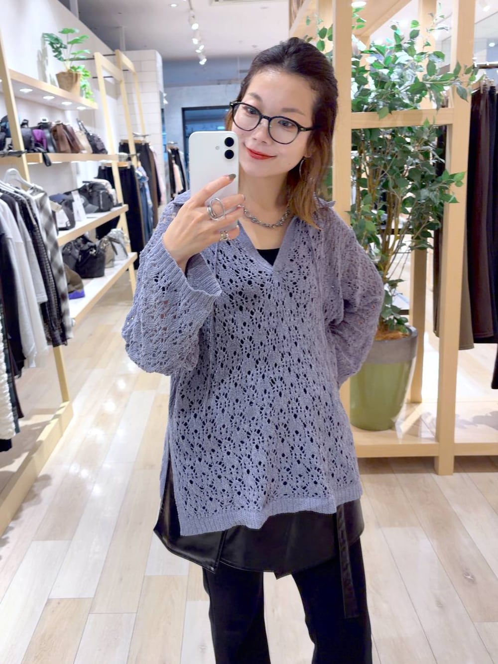 ブラック系のスニーカー、ブラック系のその他パンツ、パープル系のニット/セーターを着用したレディースの秋コーディネートの1枚目の写真