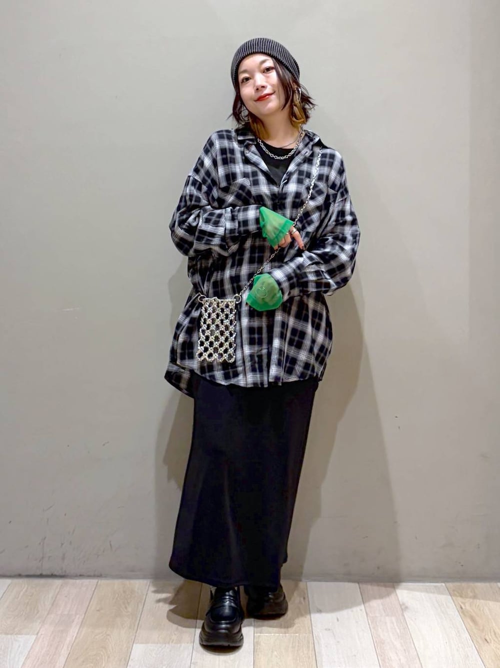 ブラック系のローファー、ブラック系のシャツ/ブラウス、ブラック系のTシャツ/カットソーを着用したレディースの夏コーディネートの1枚目の写真