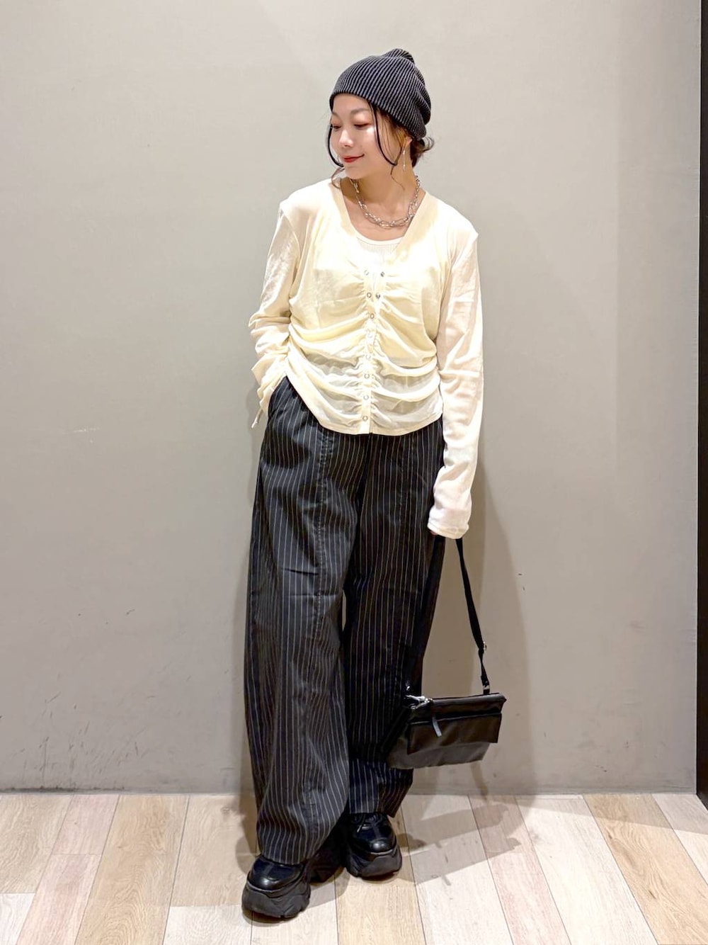 ブラック系のスニーカー、ブラック系のその他パンツ、ホワイト系のタンクトップを着用したレディースの夏コーディネートの1枚目の写真