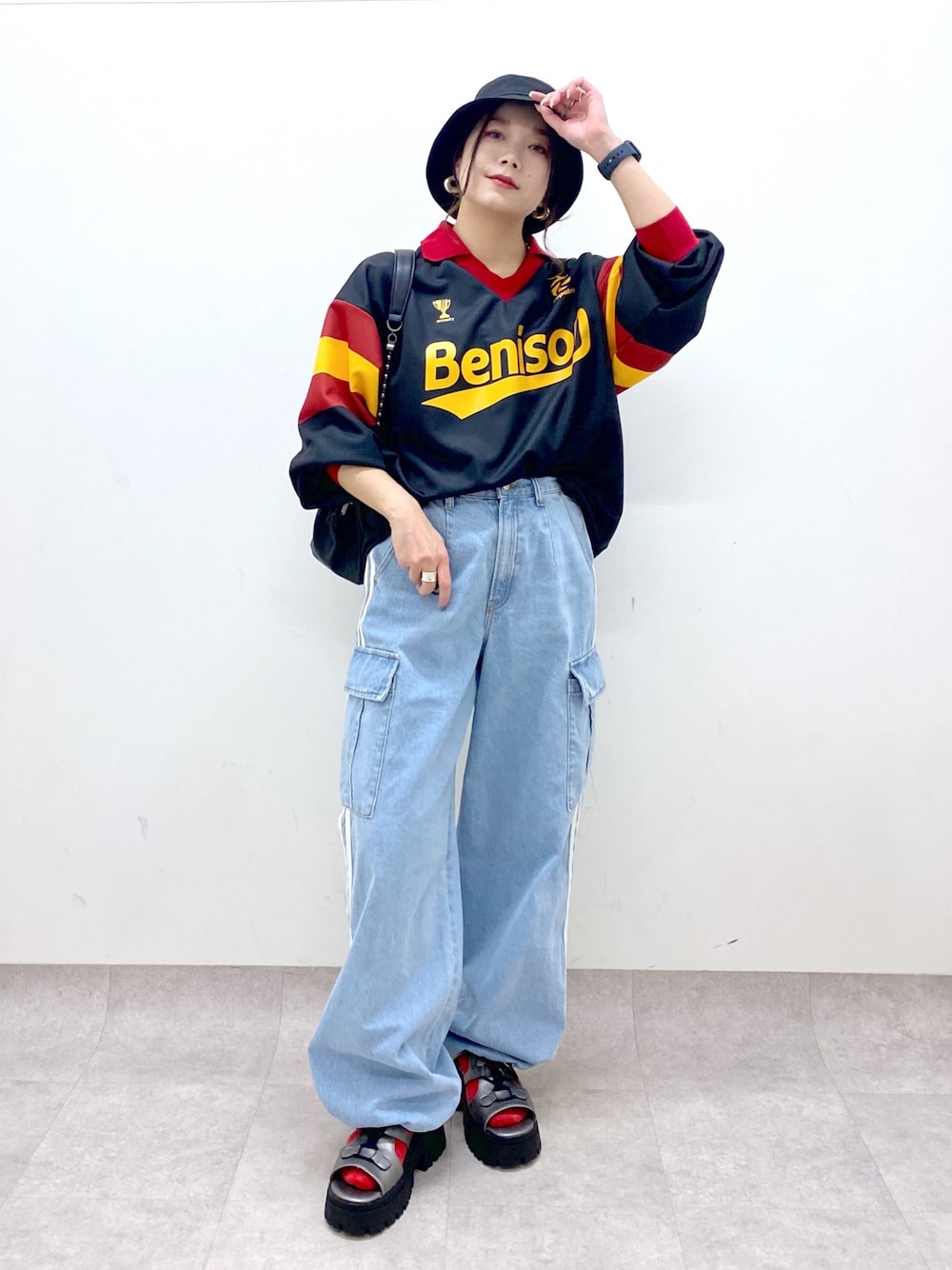 ブラック系のシャツ/ブラウス、ブルー系のデニムパンツ、ブラック系のショルダーバッグを着用したレディースの春コーディネートの1枚目の写真