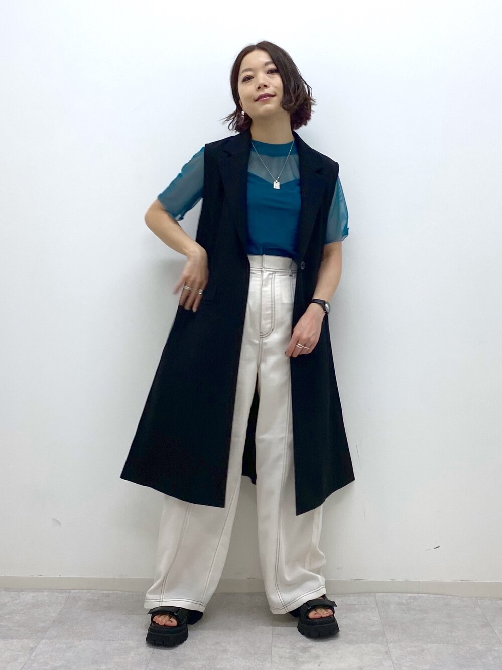 ホワイト系のその他パンツ、ブラック系のタンクトップ、ブルー系のTシャツ/カットソーを着用したレディースの夏コーディネートの1枚目の写真