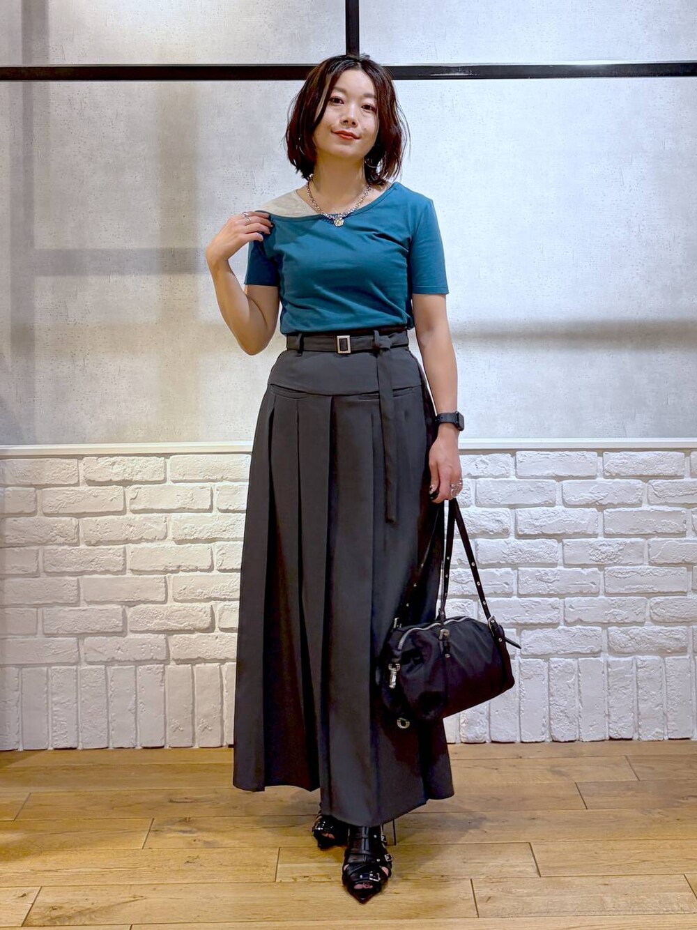 ブラック系のサンダル、ブラック系のボストンバッグ、ブルー系のTシャツ/カットソーを着用したレディースの夏コーディネートの1枚目の写真