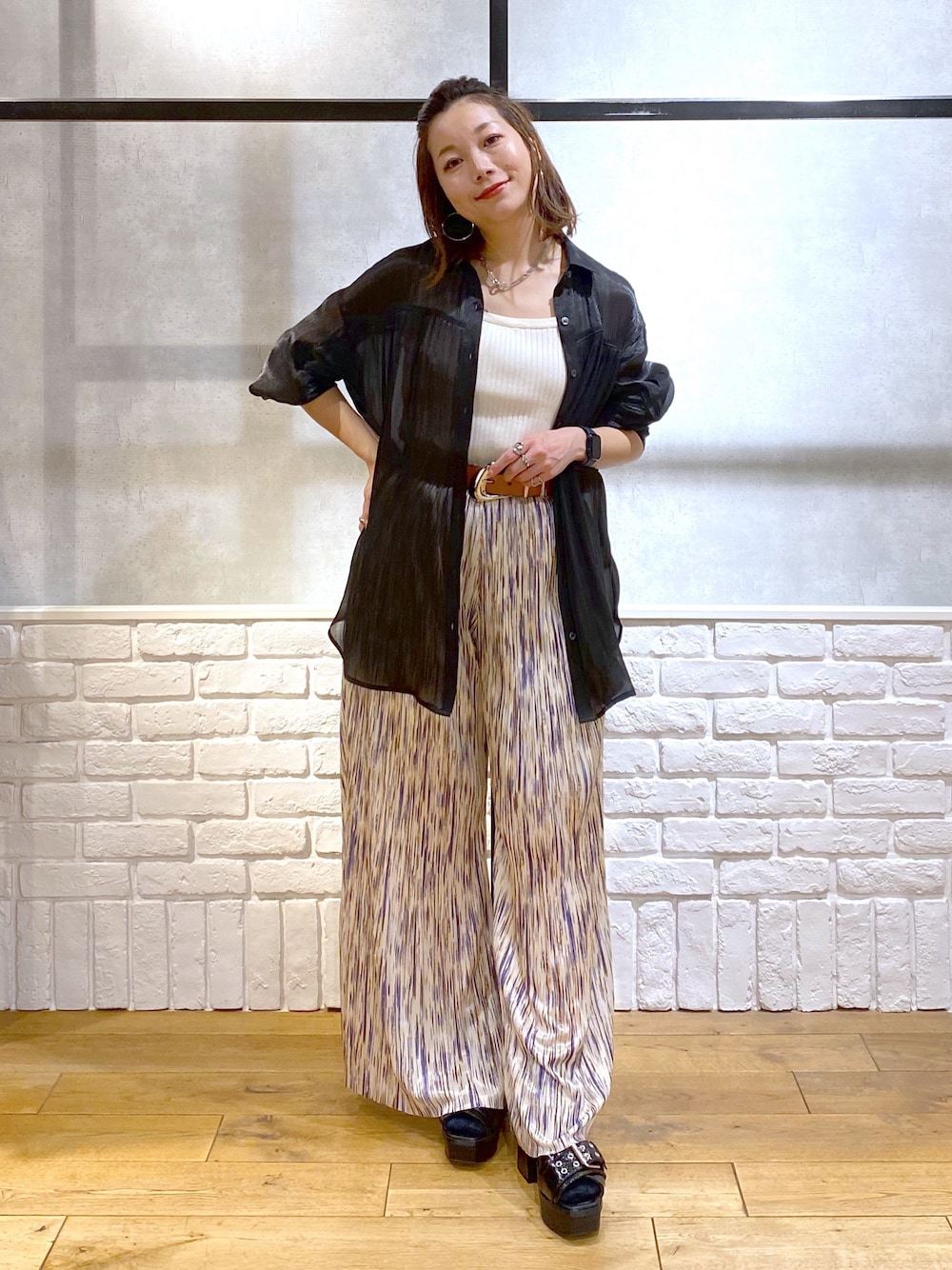 ホワイト系のタンクトップ、ブラック系のシャツ/ブラウス、パープル系のその他パンツを着用したレディースの春コーディネートの1枚目の写真