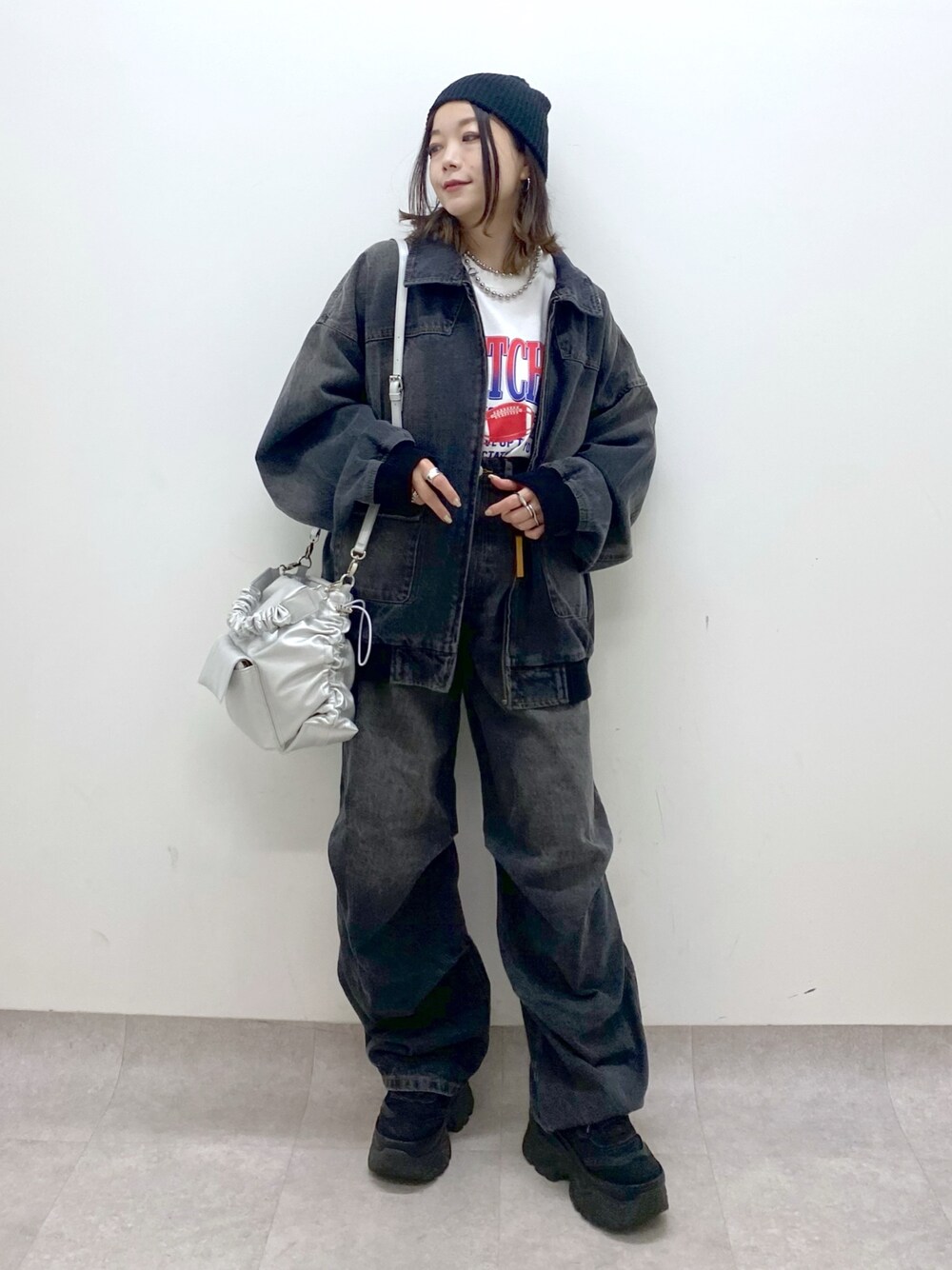 ホワイト系のTシャツ/カットソー、ブラック系のデニムジャケット、ブラック系のデニムパンツを着用したレディースの春コーディネートの1枚目の写真