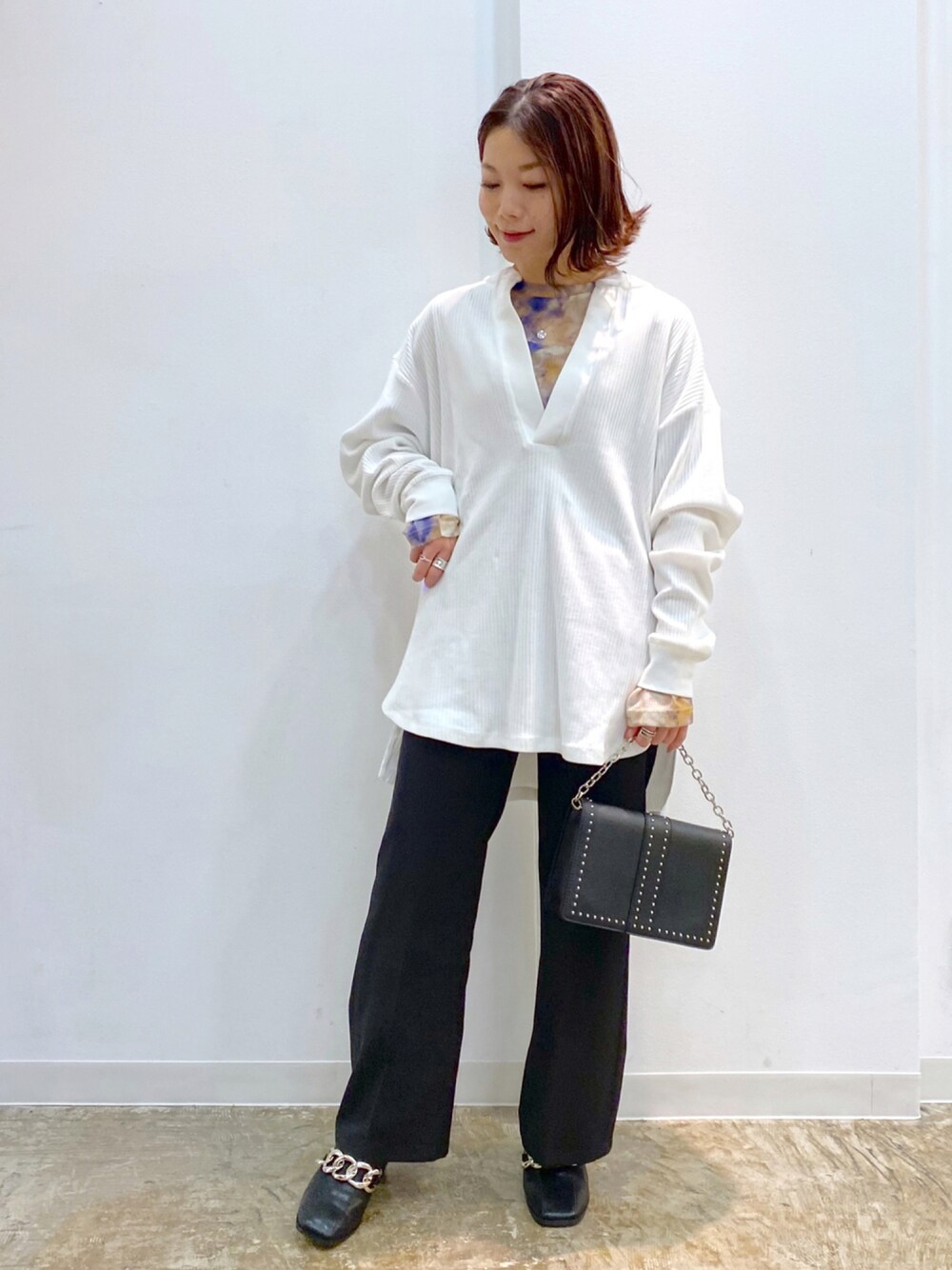 ブラック系のショルダーバッグ、ブラック系のスラックス、ブラック系のサンダルを着用したレディースの秋コーディネートの1枚目の写真