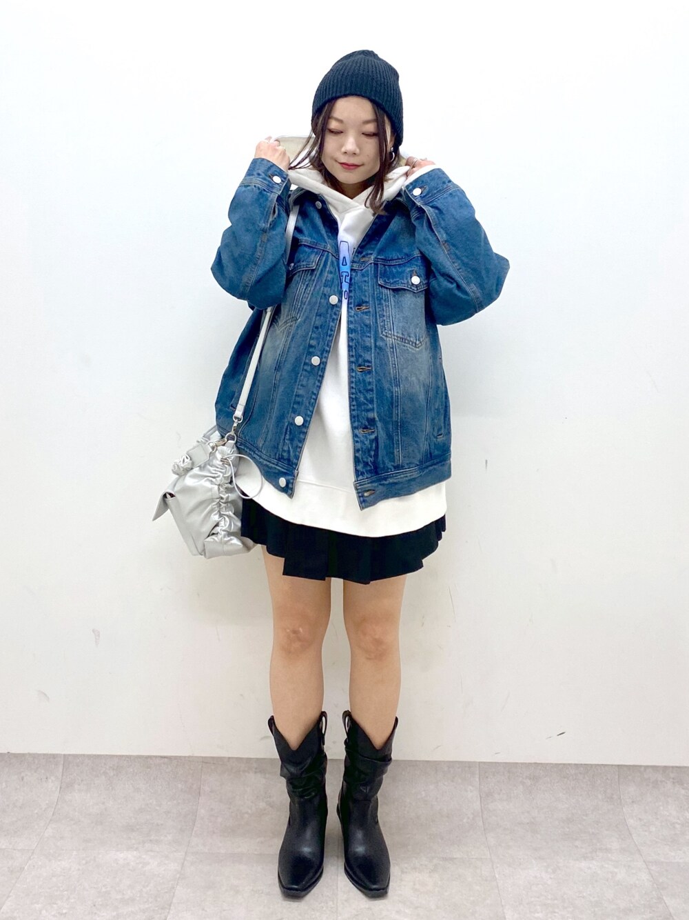 ブルー系のデニムジャケット、シルバー系のショルダーバッグ、ブラック系のその他パンツを着用したレディースの冬コーディネートの1枚目の写真