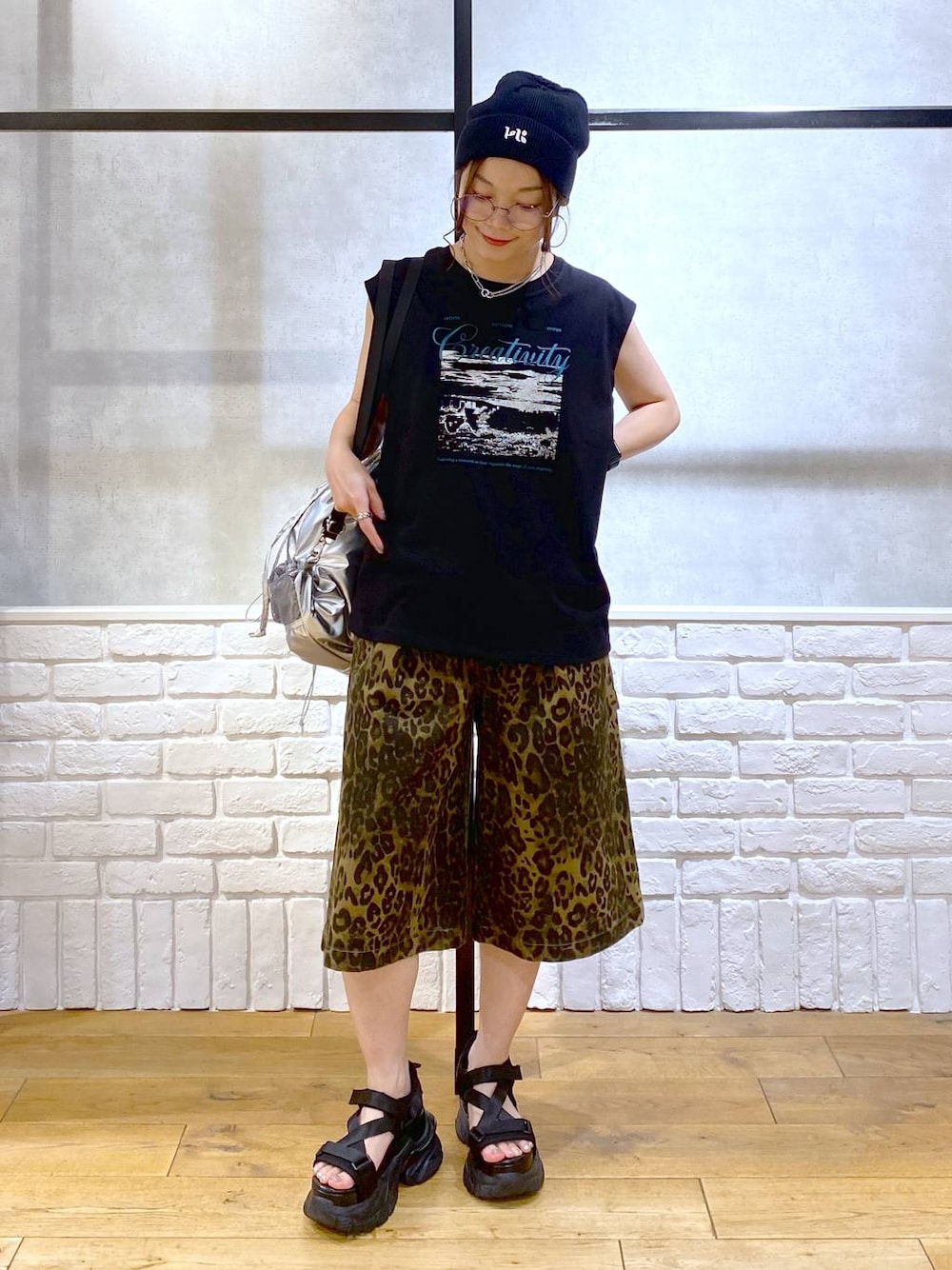 ブラック系のサンダル、シルバー系のバックパック/リュック、その他のその他パンツを着用したレディースの夏コーディネートの1枚目の写真