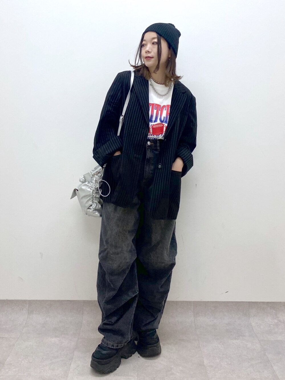 ホワイト系のTシャツ/カットソー、その他のテーラードジャケット、シルバー系のショルダーバッグを着用したレディースの冬コーディネートの1枚目の写真