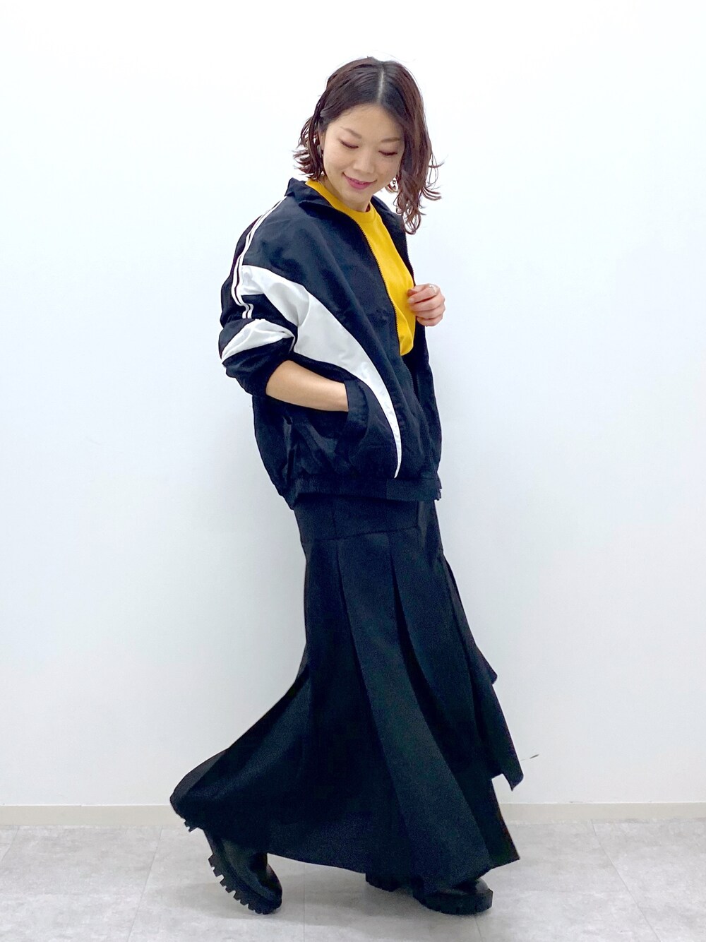 「春服みてみて、春カラー、低身長、モノトーン、マーメイドスカート、オトナカジュアル、スボーツミックス、ナイロンジャケット、モードカジュアル、春アウター」｜「PAGEBOYのアシメティアードスカート（スカート、ブラック系）」を使った、Chisaさん（レディース・154cm）の春コーディネートの1枚目の写真