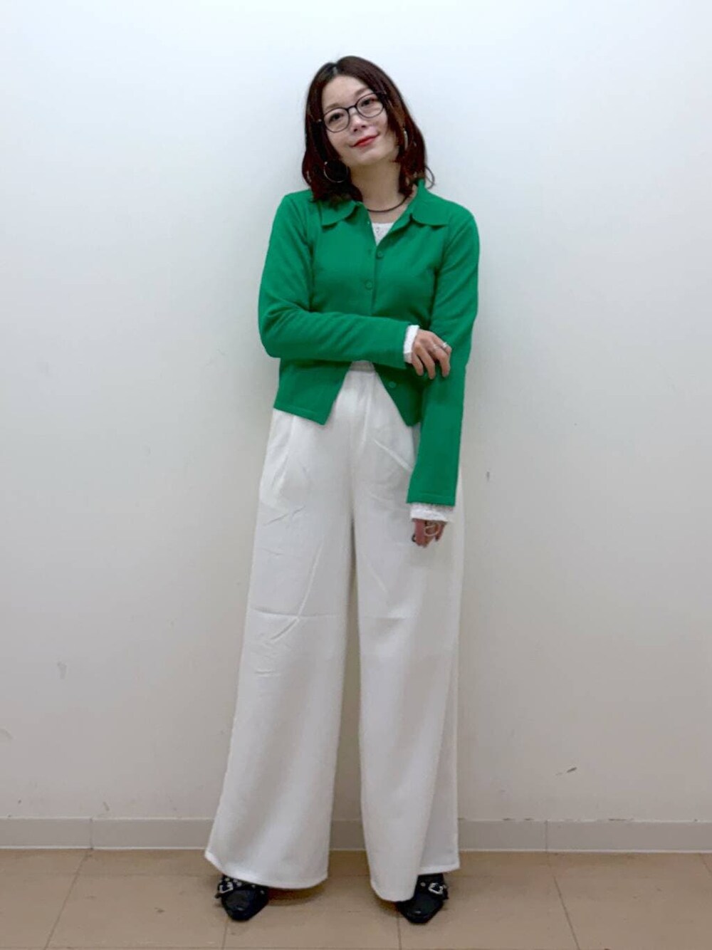 ホワイト系のTシャツ/カットソーを着用したレディースの冬コーディネートの1枚目の写真