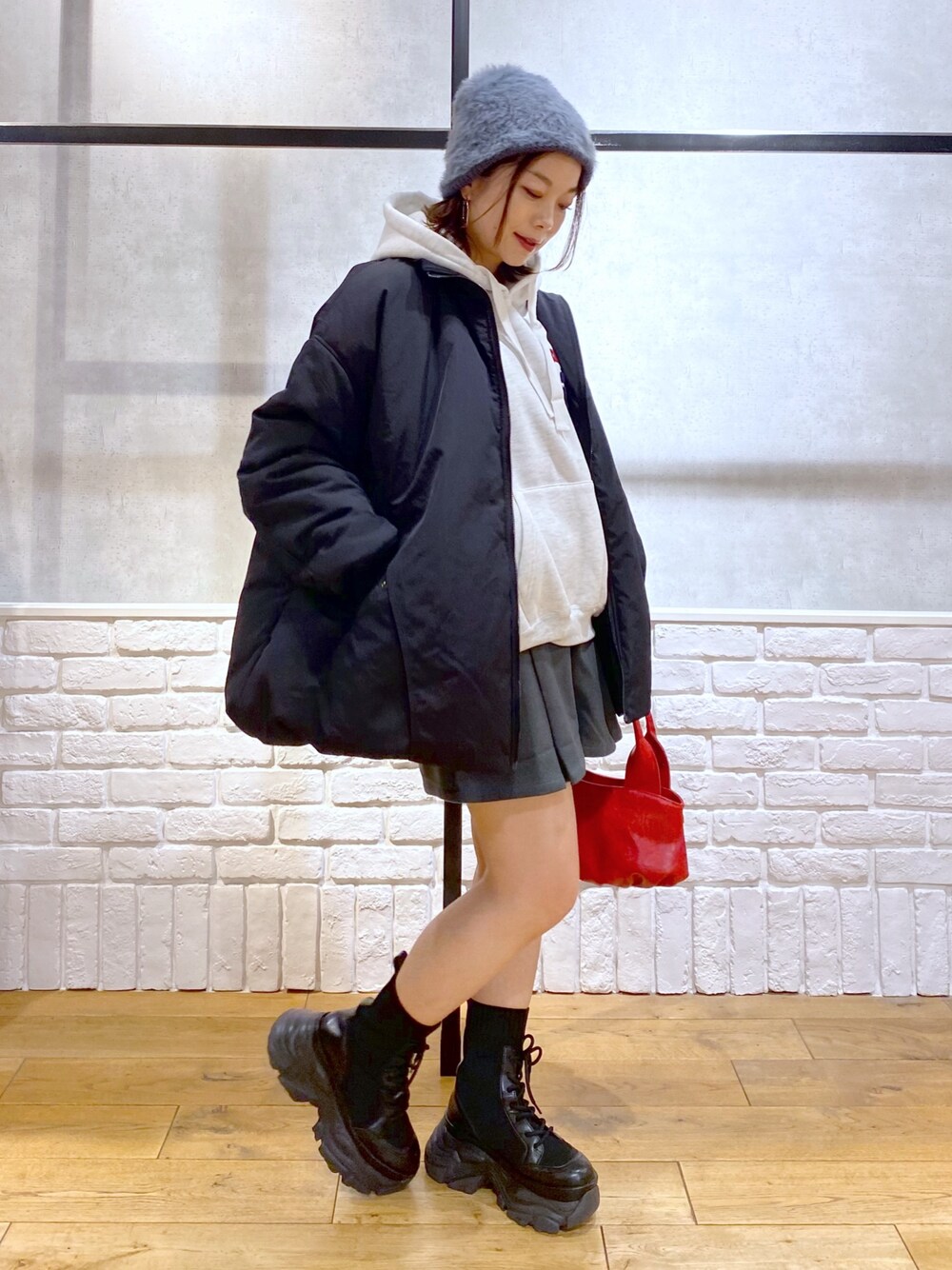 ブラック系のMA-1、グレー系のその他パンツ、ブラック系のブーツを着用したレディースの秋コーディネートの1枚目の写真