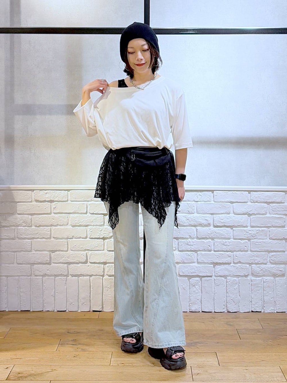 ホワイト系のTシャツ/カットソー、ブルー系のデニムパンツ、ブラック系のTシャツ/カットソーを着用したレディースの夏コーディネートの1枚目の写真