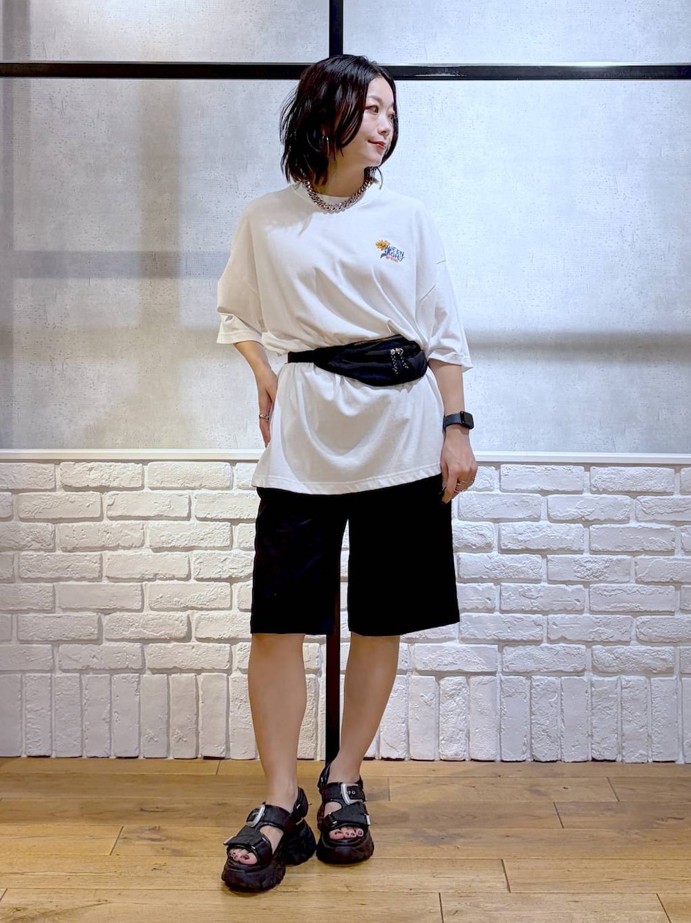 ブラック系のサンダル、ホワイト系のTシャツ/カットソー、ブラック系のその他パンツを着用したレディースの夏コーディネートの1枚目の写真