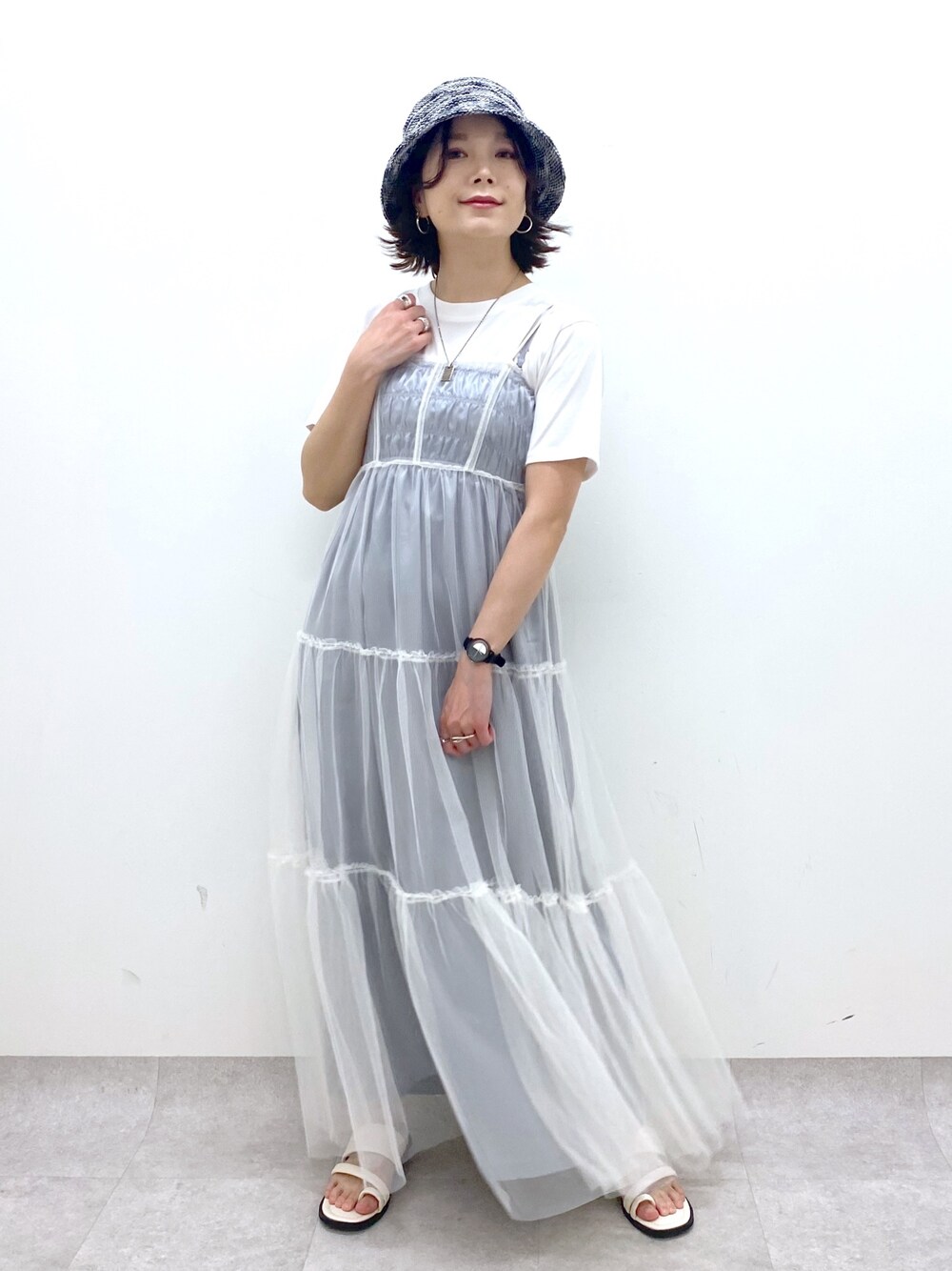 「春夏コーデ、モード、初夏コーデ、シアートップス、モノトーン、休日スタイル、バケットハット、レイヤードスタイル、キャミワンピ、サンダル、低身長、オトナカジュアル、チュールワンピ」｜「PAGEBOYのチュールレイヤードSETワンピース（ワンピース、グレー系）」を使った、Chisaさん（レディース・154cm）の春コーディネートの1枚目の写真