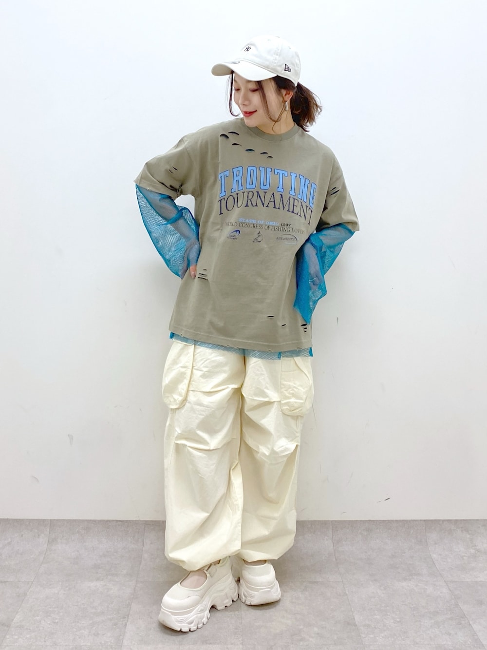 グリーン系のTシャツ/カットソー、ブルー系のTシャツ/カットソー、ホワイト系のカーゴパンツを着用したレディースの春コーディネートの1枚目の写真