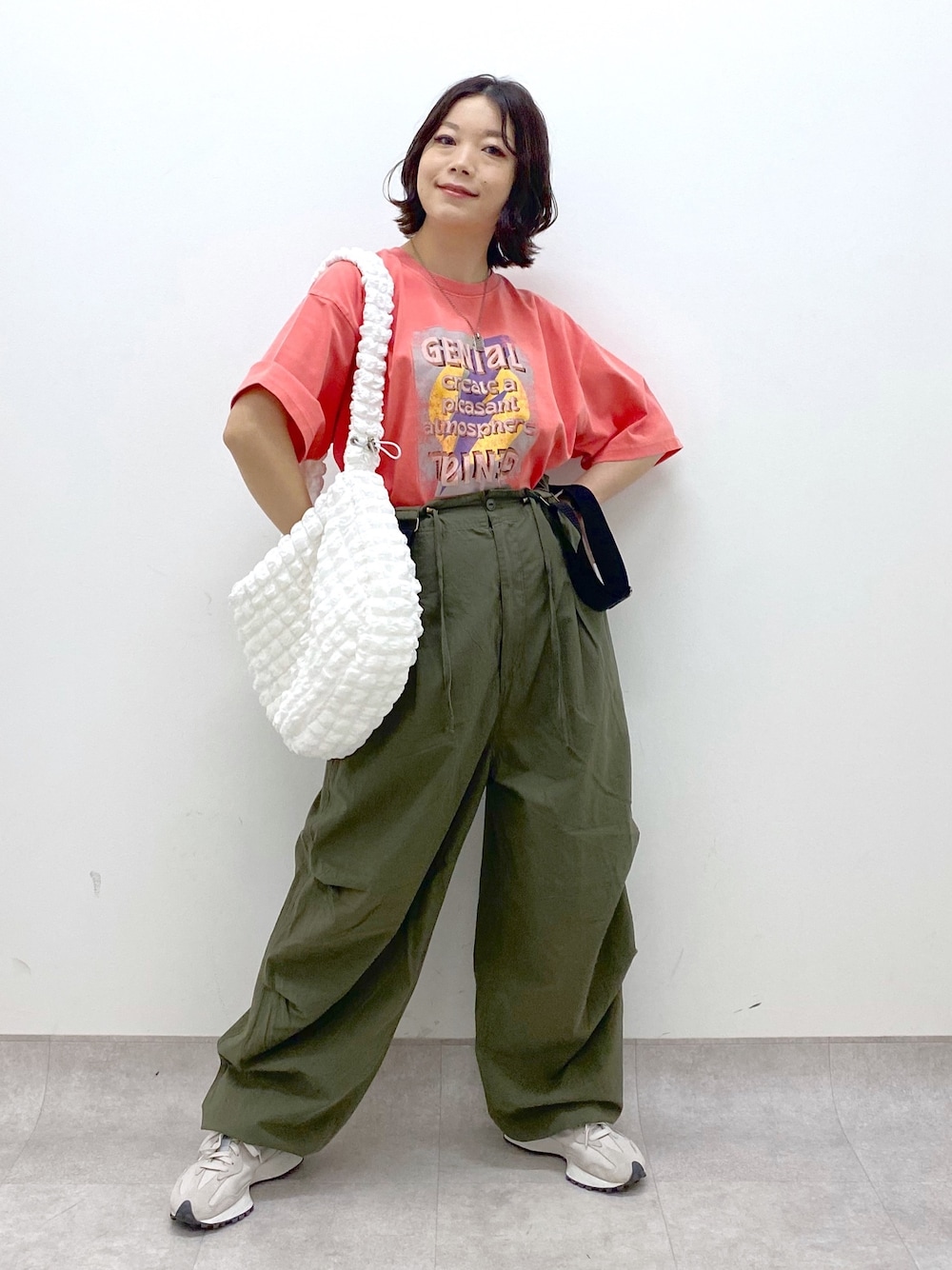 グリーン系のその他パンツ、ホワイト系のバッグ、レッド系のTシャツ/カットソーを着用したレディースの春コーディネートの1枚目の写真