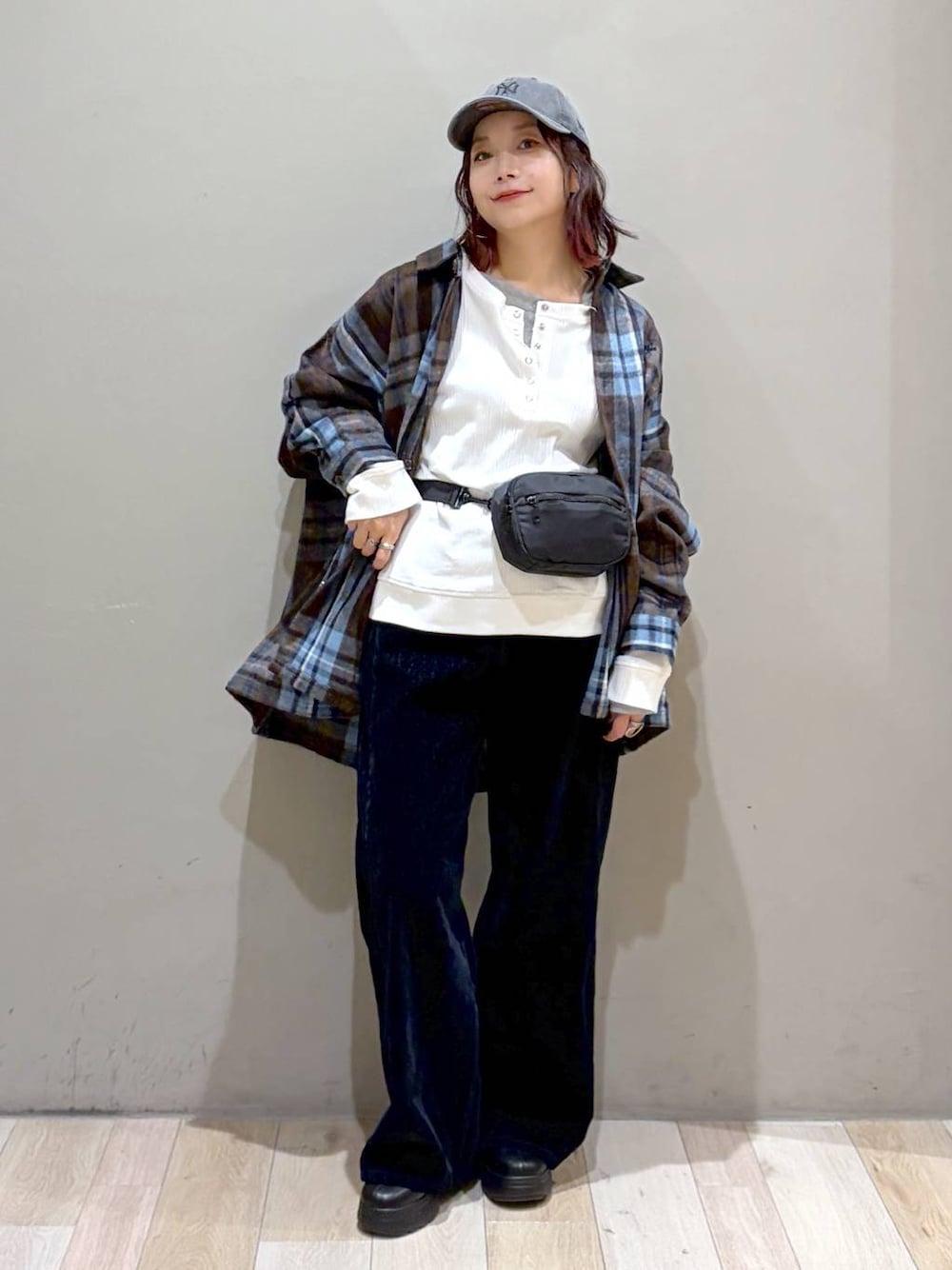 ブルー系のその他パンツ、ブラック系のブーツ、ホワイト系のTシャツ/カットソーを着用したレディースの秋コーディネートの1枚目の写真