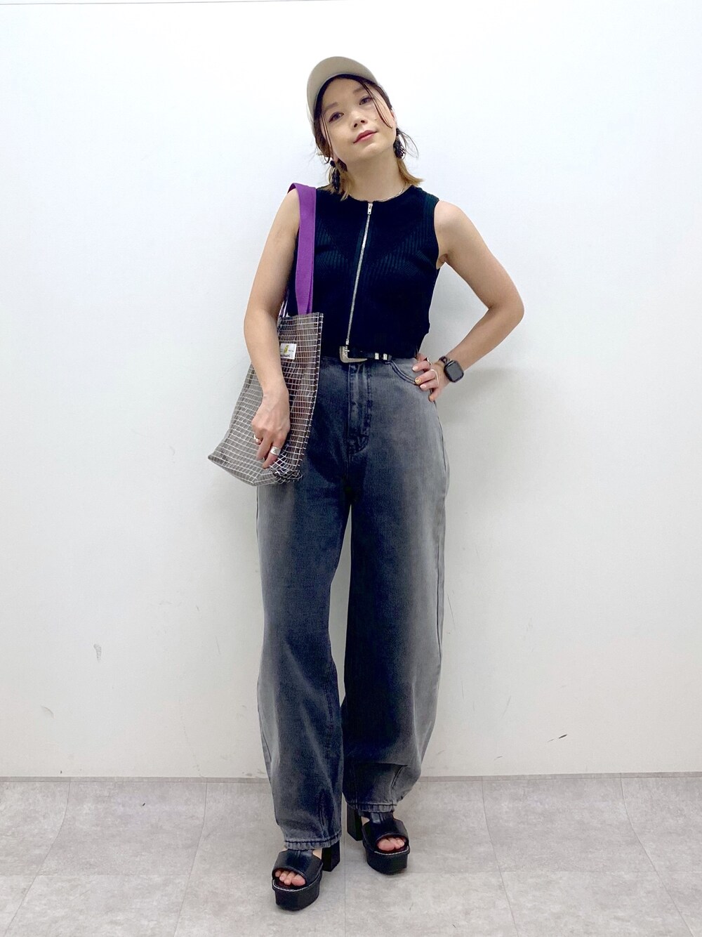 ブラック系のデニムパンツ、ブラック系のタンクトップ、ブラック系のサンダルを着用したレディースの夏コーディネートの1枚目の写真