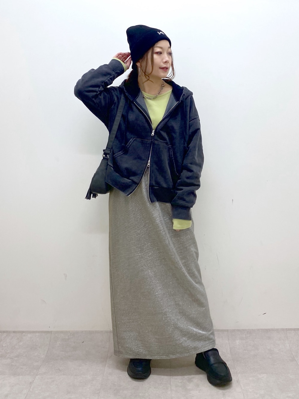 イエロー系のTシャツ/カットソー、ブラック系のパーカー、グレー系のスカートを着用したレディースの春コーディネートの1枚目の写真