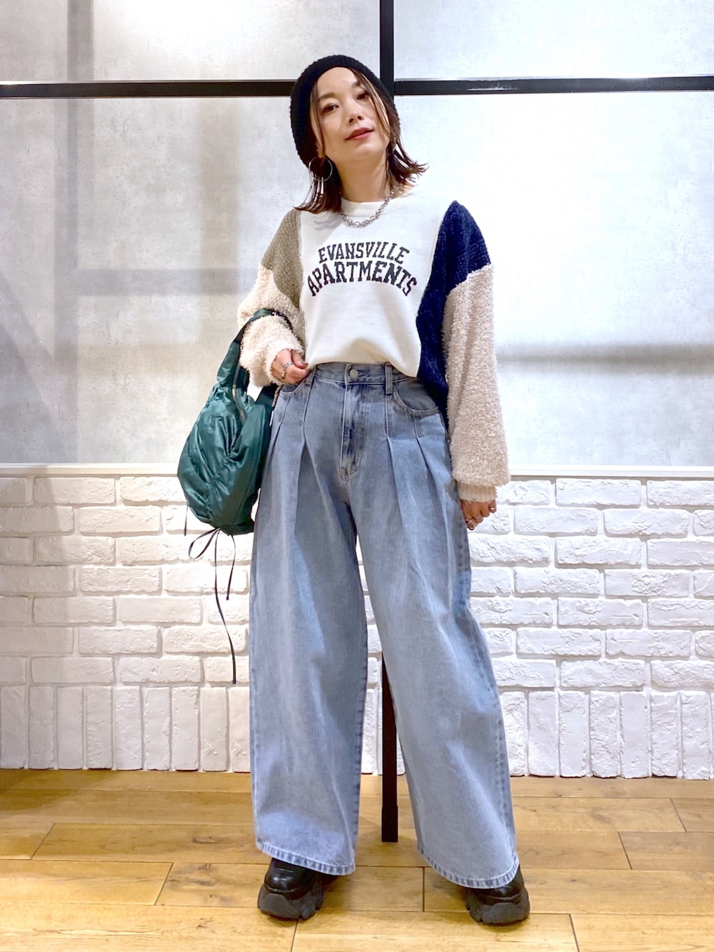 「クリスマスに着たい服、デニム、ニット帽、ニット、ブーツ、テーマパークコーデ、冬コーデ、休日スタイル、きれいめカジュアル、ショルダーバッグ、低身長、オトナカジュアル、ワイドパンツ、ショート丈トップス、ロゴニット」｜「PAGEBOYのタックデニムパンツ（デニムパンツ、ブルー系）」を使った、Chisaさん（レディース・154cm）の冬コーディネートの1枚目の写真