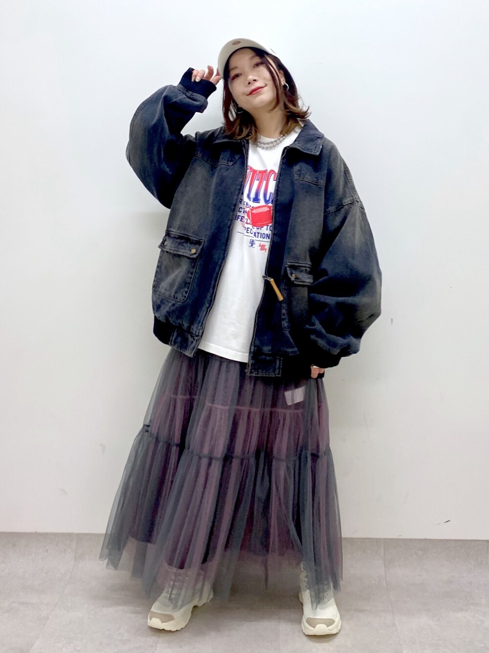 ホワイト系のTシャツ/カットソー、ブラック系のデニムジャケット、グレー系のスカートを着用したレディースの冬コーディネートの1枚目の写真