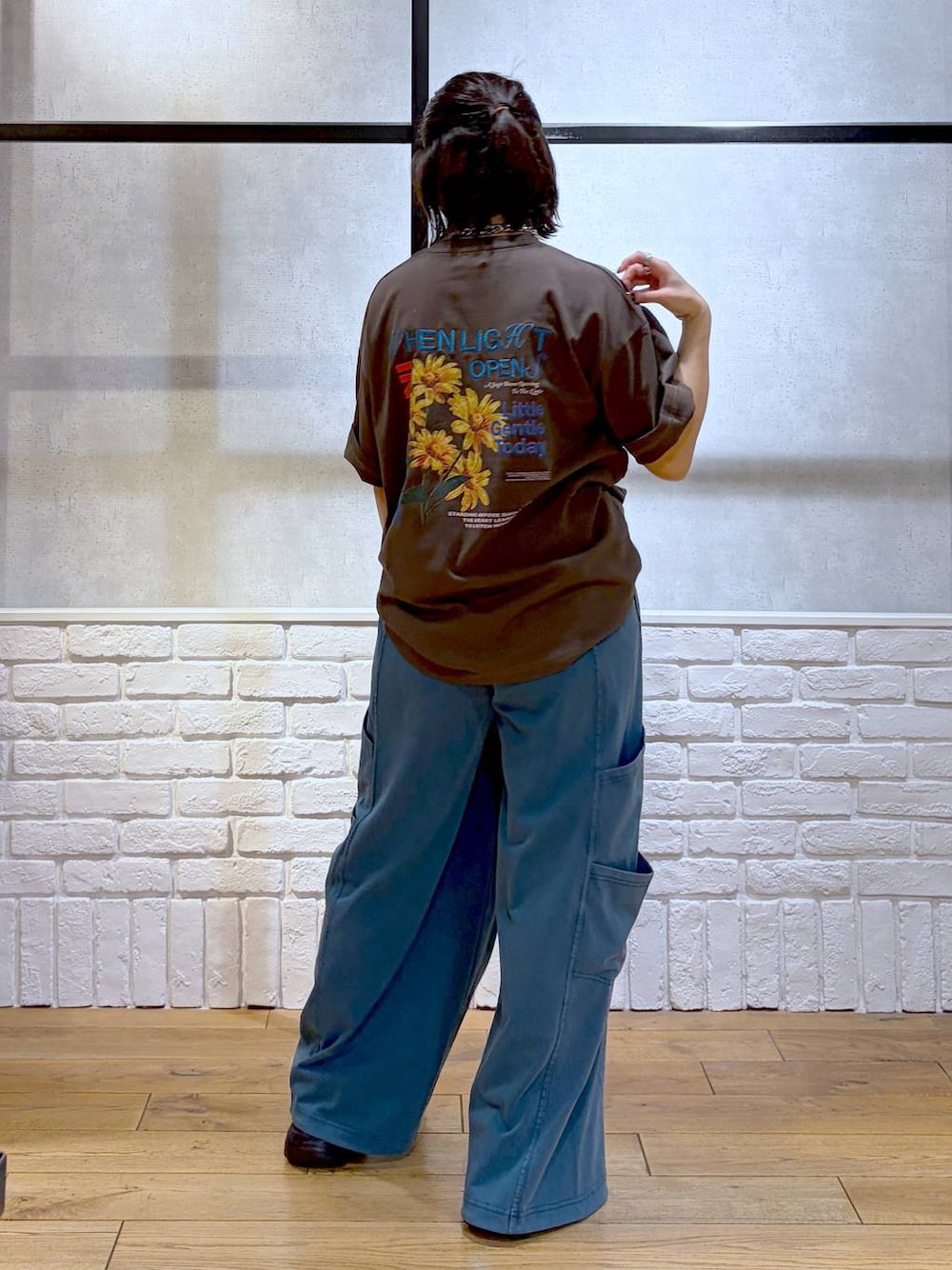 シルバー系のショルダーバッグ、ブラック系のサンダル、ブラウン系のTシャツ/カットソーを着用したレディースの春コーディネートの1枚目の写真