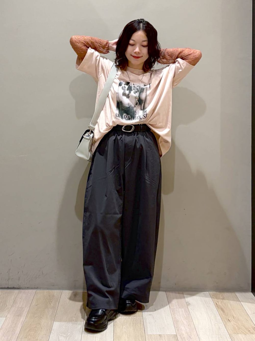 ブラック系のローファー、グレー系のショルダーバッグ、ピンク系のTシャツ/カットソーを着用したレディースの夏コーディネートの1枚目の写真