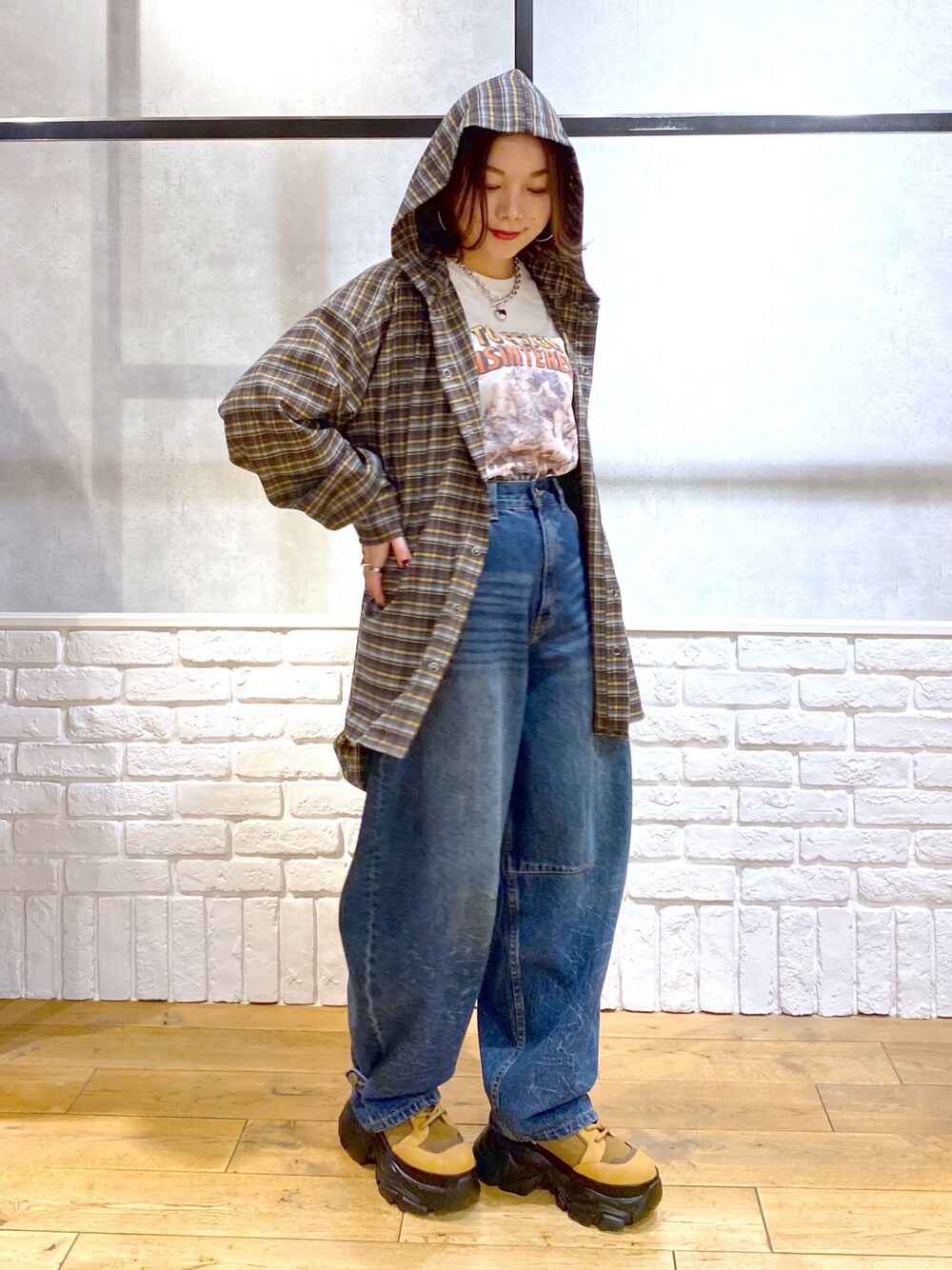 ブルー系のシャツ/ブラウス、ブルー系のデニムパンツ、ブラウン系のブーツを着用したレディースの冬コーディネートの1枚目の写真