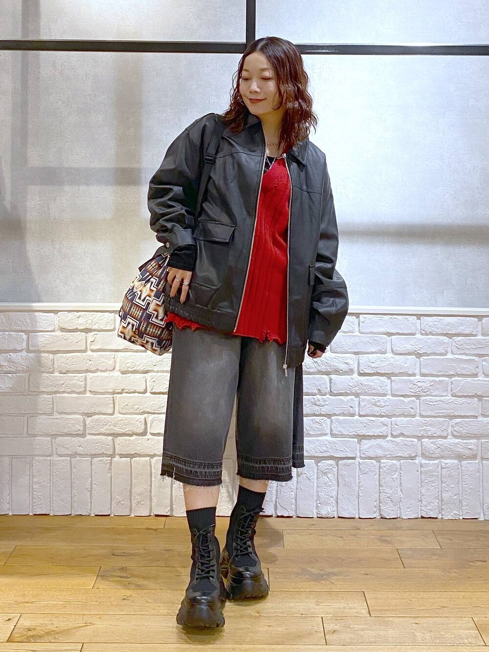 ブラック系のブーツ、ブラック系のデニムパンツ、ブラック系のブルゾンを着用したレディースの秋コーディネートの1枚目の写真